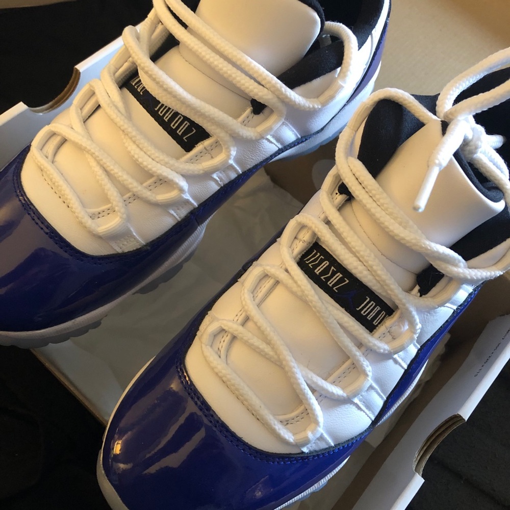 Jordan 11 Retro Low 9.5 Women